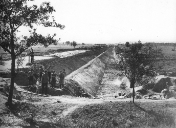 Logor Jasenovac, gradnja nasipa i odteretnog kanala